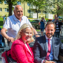 14. mai: Kronprinsparet besøker bydelen Sagene i Oslo. Ildsjelen Harald Øyen gir eldre skyss med sykkelen sin. I dag syklet han Kronprinsparet. Foto: Heiko Junge / NTB scanpix